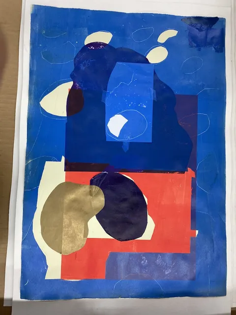 Abstract grafisch werk met intense blauwe vlakken en rode en goudkleurige vormen